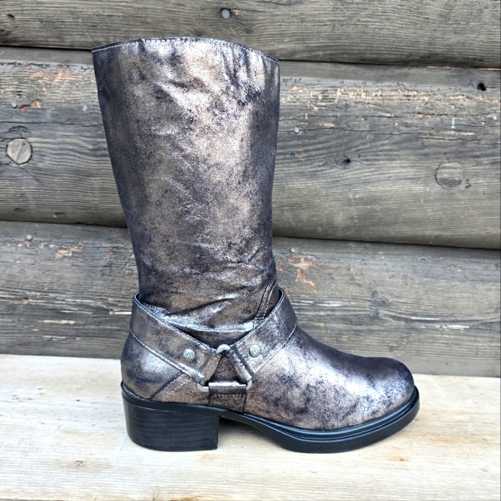 Simply Vera Vera Wang Rometallic Edgy Moto Harness Boots. WMS 7M